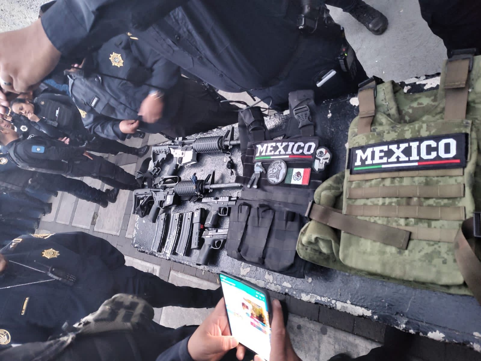 Después de una persecución y enfrentamiento con policías del Estado de México, un grupo de 7 presuntos delincuentes huyó hacia la Ciudad de México, en donde elementos de la corporación "Blindar ÁO" los detuvieron, en coordinación con la Secretaría de Seguridad Ciudadana.