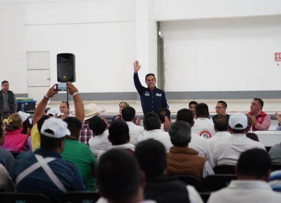 "Me comprometo a estar muy cerca del próximo gobierno del estado de México y de Alejandra del Moral, para sacar adelante al transporte", aseguró el diputado Enrique Vargas del Villar, al reunirse con integrantes de la Organización de Campesinos e Indígenas OCIM, en Almoloya de Juárez.