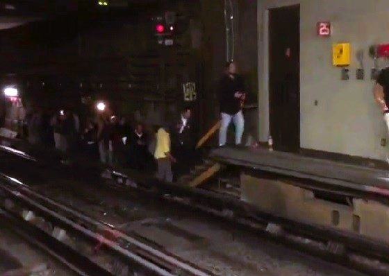 Ya en la recta final hacia la encuesta que definirá a la o el candidato de Morena a la Presidencia en 2024, las múltiples y recurrentes fallas en el Sistema de Transporte Colectivo Metro de la Ciudad de México pueden ser un problema para la imagen de la jefa de Gobierno, que hasta hoy aventaja en las encuestas al canciller Marcelo Ebrard.