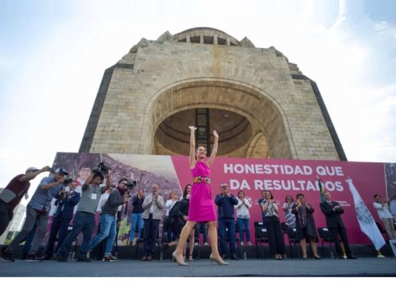 Al rendir un informe de cierre de su administración y despedirse de ella, a cuatro años y medio de haber comenzado, la jefa de Gobierno, Claudia Sheinbaum resaltó que no le está diciendo un adiós a la Ciudad de México ni a su gente, si no que va seguir “una etapa decisiva para nuestra patria”,
