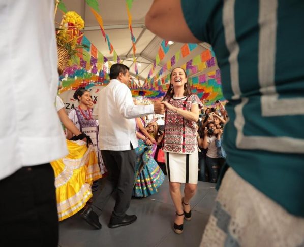 La jefa de Gobierno de la Ciudad de México Claudia Sheinbaum no se mueve de su postura política de que sea una encuesta en vivienda, “tal como lo establecen los estatutos”, el método de selección del candidato presidencial de Morena para 2024.