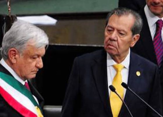 Momento histórico entre otros, cuando Porfirio Muñoz Ledo, entrega, el primero de diciembre del 2018, la banda presidencial al actual presidente Andrés Manuel López Obrador. Y seguramente, este momento jamás será olvidado para el tabasqueño, así como las criticas incomodas que nacieron años después de don Porfirio, en la forma de llevar las riendas del país.