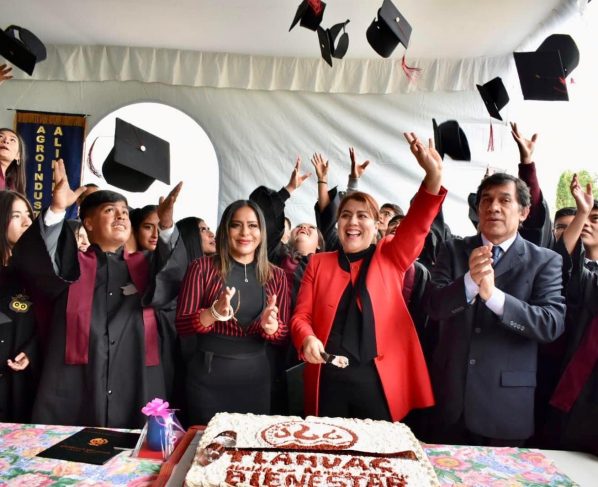 Berenice Hernández Calderón, alcaldesa de Tláhuac, estuvo presente en la ceremonia de graduación del Centro de Bachillerato Tecnológico Agropecuario (CBTA) número 35 del pueblo de San Juan Ixtayopan. 