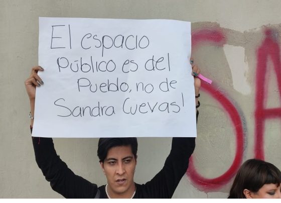 En su caracterización de policía, que no de alcaldesa, Sandra Cuevas, edil de la Cuauhtémoc ya desató no sólo críticas, sino denuncias y protestas por parte de vecinos de esa Demarcación Territorial, quienes la acusan de que su plan llamado “Operación Diamante” para supuestamente asegurar espacios públicos es en realidad una “limpieza social” contra grupos desprotegidos.
