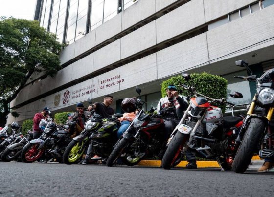 Seguro lo has padecido como peatón, como ciclista o al volante de tu automóvil. Es la calamidad que representan miles de motociclistas en la Ciudad de México, luego de que en los últimos años ha habido un boom en el uso de este tipo de medio de transporte, sin una regulación apropiada para establecer y obligar a que se cumplan las reglas de convivencia.