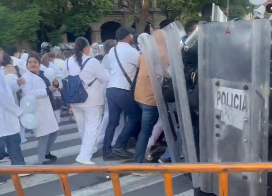 Ayer, granaderos de Batres y Harfuch retuvieron a los salvadores de vidas para evitar que se manifestaran frente a las puertas de Palacio Nacional. FOTO: Tomada del video X ATLANTIS @ricardovitela