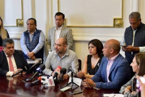 Diputados de oposición en el Congreso de la Ciudad de México se sumaron al “reclamo enérgico” de la Unión Nacional de Padres de Familia, que evidenció unos 400 errores en los nuevos libros de texto gratuito que pretender distribuir el Gobierno del presidente Andrés Manuel López Obrador entre alumnos de educación básica de la CDMX. FOTO: PAN Congreso CDMX