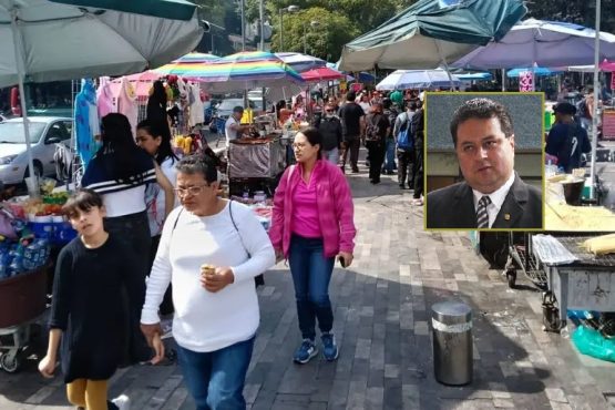 Olas de vendedores ambulantes se han multiplicado por toda la Ciudad de México, pues pese a que el Gobierno de Clara Brugada diga que existe una solidez de la economía local, los puestos de trabajo son escasos y los salarios son bajos, por lo que muchos capitalinos han tomado las calles para vender. FOTOS: Cuartoscuro / Especial
