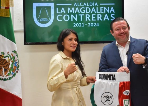 El Güero Quijano desea éxito a la boxeadora contrerense Erika 'Dinamita' Cruz. FOTO: Cortesía AMC