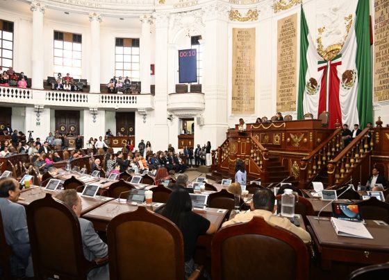 Tan ocupados andan ya en el Congreso de la Ciudad de México, que prácticamente ayer faltó una tercera parte de los legisladores, pues apenas 46 de los 66 que componen la Legislatura estaban presentes cuando aprobaron la reforma que elimina la aberración Constitucional que permitía tener dos Legislaturas activas en agosto de 2024. FOTO: Congreso CDMX