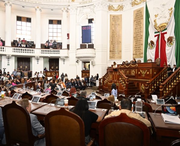 Tan ocupados andan ya en el Congreso de la Ciudad de México, que prácticamente ayer faltó una tercera parte de los legisladores, pues apenas 46 de los 66 que componen la Legislatura estaban presentes cuando aprobaron la reforma que elimina la aberración Constitucional que permitía tener dos Legislaturas activas en agosto de 2024. FOTO: Congreso CDMX