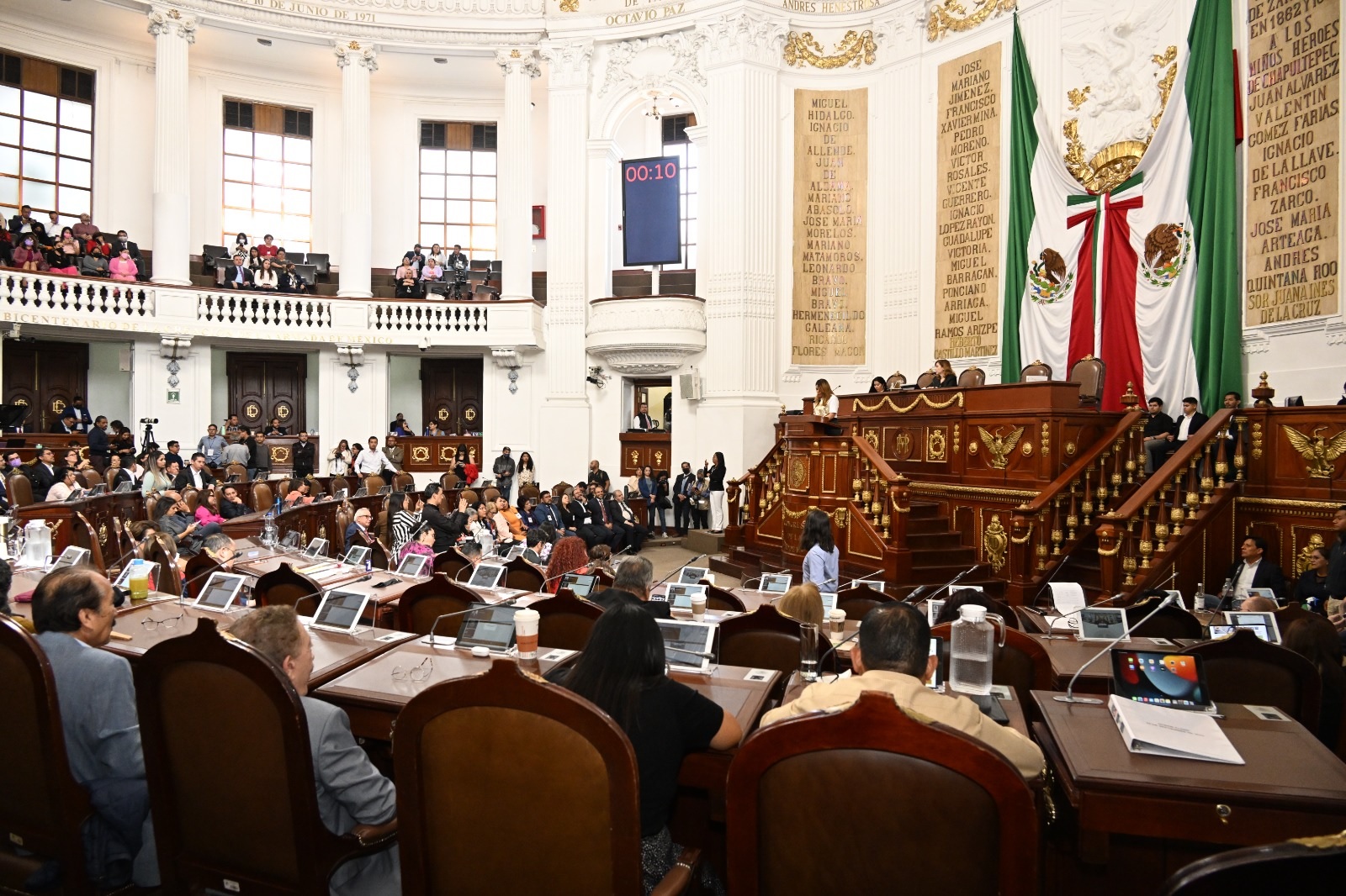 Tan ocupados andan ya en el Congreso de la Ciudad de México, que prácticamente ayer faltó una tercera parte de los legisladores, pues apenas 46 de los 66 que componen la Legislatura estaban presentes cuando aprobaron la reforma que elimina la aberración Constitucional que permitía tener dos Legislaturas activas en agosto de 2024. FOTO: Congreso CDMX