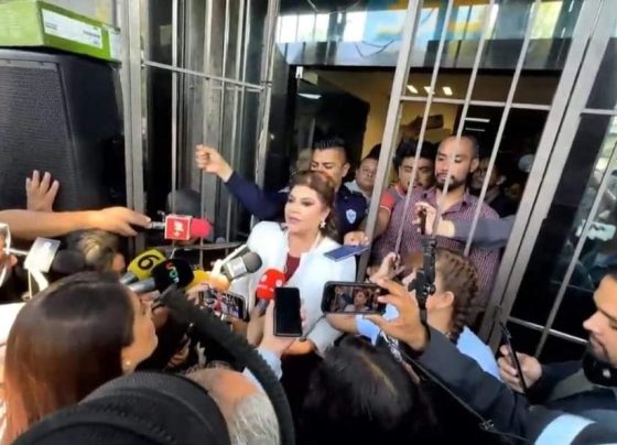 En 2009, en tan sólo 15 días, en una enorme operación político-electoral, los mismos grupos progresistas, de izquierda y organizaciones sociales que hoy son las bases de Morena, lograron que el desconocido candidato del PT, Rafael Acosta Juanito, ganara la contienda en Iztapalapa, y una vez ungido renunció y le dejó la Delegación a Clara Brugada. FOTO: X / Clara Brugada