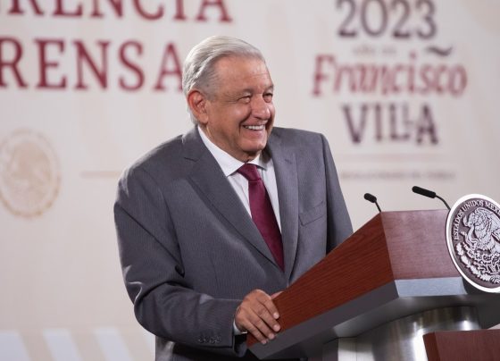 Lo que ayer hizo el presidente Andrés Manuel López Obrador al defender por el caso Ayotzinapa al más firme aspirante de Morena a la candidatura para la Jefatura de Gobierno de la CDMX, Omar García Harfuch, fue frenar el fuego amigo, los ataques de los propios militantes de su partido, de las bases, de los duros que en realidad respaldan a Clara Brugada, la principal competidora del ex jefe de la policía capitalina. FOTO: Presidencia