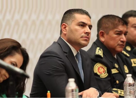 Omar García Harfuch, en su calidad de “comisario general” de la Policía de Proximidad la Ciudad de México sí es un mando policial legalmente reconocido y por lo tanto, si quiere ser candidato a la Jefatura de Gobierno de la Ciudad de México, tiene que hacer efectiva su renuncia a más tardar el próximo sábado. FOTO: X / SSC