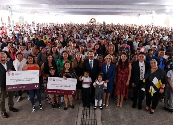 Martí Batres Guadarrama, Jefe de Gobierno de la Ciudad de México, entregó 10 mil 951 tarjetas del Programa “Bienestar para Niñas y Niños, Mi Beca para Empezar”, a estudiantes de nuevo ingreso a escuelas públicas de las Alcaldías, Iztacalco, Venustiano Carranza y Cuauhtémoc. FOTO: GCDMX