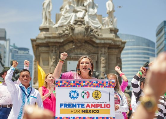 Diputados locales y dirigentes del PAN, PRI, PRD en la CDMX celebraron la unción de Xóchitl Gálvez como coordinadora del Frente Amplio por México (FAM), lo que la hace virtual candidata presidencial, cuyo acto protocolario se realizó en el Ángel de la Independencia, en la capital del país. FOTO: X / Xóchitl Gálvez