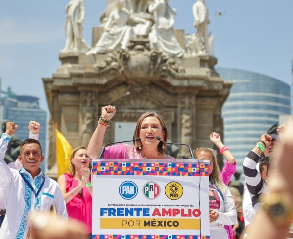 Diputados locales y dirigentes del PAN, PRI, PRD en la CDMX celebraron la unción de Xóchitl Gálvez como coordinadora del Frente Amplio por México (FAM), lo que la hace virtual candidata presidencial, cuyo acto protocolario se realizó en el Ángel de la Independencia, en la capital del país. FOTO: X / Xóchitl Gálvez