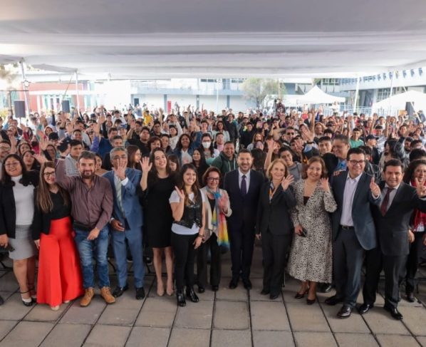 Martí Batres, jefe de Gobierno, encabezó la ceremonia de inicio del Ciclo Escolar 2023-II de la Universidad Rosario Castellanos (URC), en el Campus Gustavo A. Madero, donde ante la comunidad estudiantil y docente, señaló que esta institución académica, se consolida como un modelo educativo de calidad.