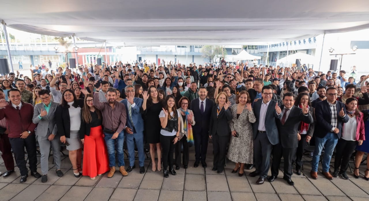 Martí Batres, jefe de Gobierno, encabezó la ceremonia de inicio del Ciclo Escolar 2023-II de la Universidad Rosario Castellanos (URC), en el Campus Gustavo A. Madero, donde ante la comunidad estudiantil y docente, señaló que esta institución académica, se consolida como un modelo educativo de calidad.