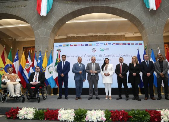 En la instalación de la Comisión de Asuntos Laborales y de Previsión Social del Parlamento Latinoamericano, la presidenta del Senado, Ana Lilia Rivera Rivera, hizo un llamado para construir leyes marco en la región que atiendan el empleo informal que se genera por la migración irregular.  FOTO: Senado