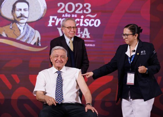 Martí Batres, jefe de Gobierno, sigue sin poner el ejemplo, a pesar de que su jefe político, el presidente López Obrador ya lo hizo: el martes aceptó ser inoculado con la vacuna cubana Abdala, contra el covid 19. FOTO: Presidencia