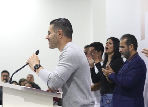 Desde que estallaron los ‘videoescándalos’ en abril de 2004, en que el falso empresario Carlos Ahumada lo exhibió recibiendo fajos de dinero, Bejarano había operado en la sombra, en lo oscurito, en las cañerías, como es su especialidad. Pero el domingo Omar García Harfuch, el candidato a la Jefatura de Gobierno de la candidata presidencial, decidió redimirlo en público. FOTO: Campaña Harfuch