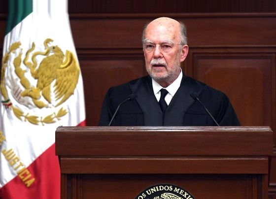 Pero el más ‘desobediente’ quizá resultó ser el ministro Juan Luis González Alcántara, por lo cual ayer se llevó fuertes criticas presidenciales en la mañanera, tras su ‘atrevimiento’ de salir a manifestarse el domingo contra la desaparición de 13 fideicomisos del Poder Judicial Federal. FOTO: Archivo SCJN