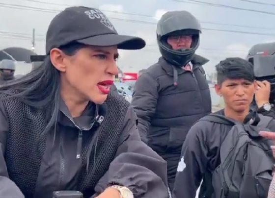 La alcaldesa con licencia de la Alcaldía Cuauhtémoc Sandra Cuevas se fue a hacer proselitismo político sin pedir permiso a la Central de Abastos (CEDA) en la Alcaldía de Iztapalapa, y se enfrentó con que no la dejaron entrar, lo que provocó una confrontación de ella con las autoridades que encabezan el Fideicomiso. FOTO: X / CDMX Magacín