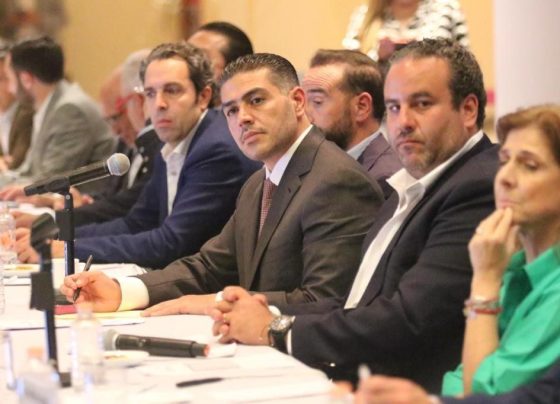 En un encuentro privado con desarrolladores inmobiliarios, el aspirante a la candidatura de Morena a la Jefatura de Gobierno Omar García Harfuch dijo que la Ciudad de México “está lista” para ser un “referente internacional” de vivienda moderna, accesible y que mejore la calidad de vida de las personas. FOTO: Campaña Harfuch