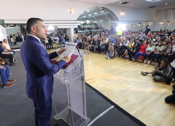 El aspirante a la candidatura de Morena para la Jefatura de Gobierno Omar García Harfuch exhortó a los ciudadanos presentes en la asamblea informativa realizada en Iztacalco este martes a defender la democracia y la voz de las mujeres y hombres que tienen puestas sus esperanzas en esta segunda etapa de transformación. FOTO: Campaña Harfuch
