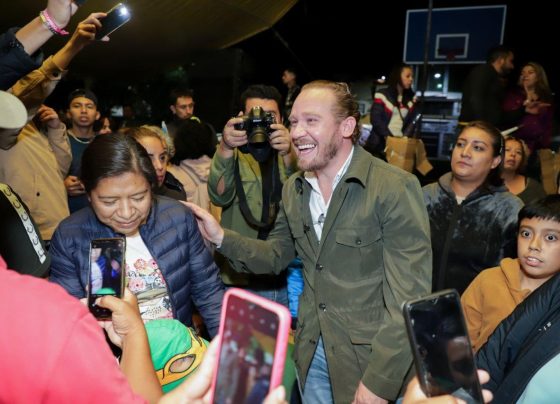 Santiago Taboada Cortina acudió a la asamblea ciudadana en la colonia Los Picos VI B, alcaldía Iztapalapa, en la que vecinas y vecinos le externaron su preocupación en temas como vivienda, servicios y espacios públicos e iluminación en las calles. FOTOS: Especial