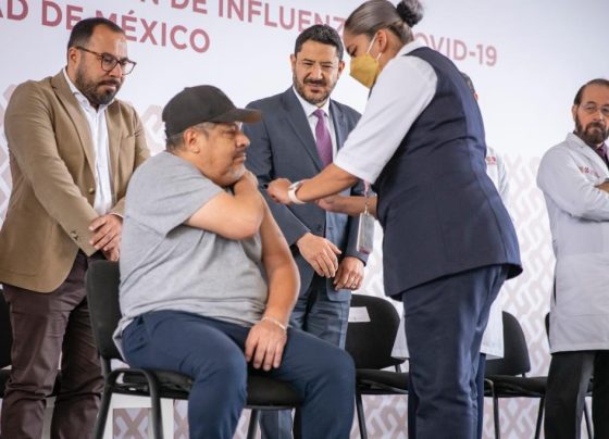 Sin aplicarse la vacuna en público, el jefe de Gobierno, Martí Batres Guadarrama, encabezó el arranque de la Campaña Nacional de Vacunación contra Influenza y COVID-19 para la Temporada Invernal 2023-2024 en la Ciudad de México. FOTO: GCDMX