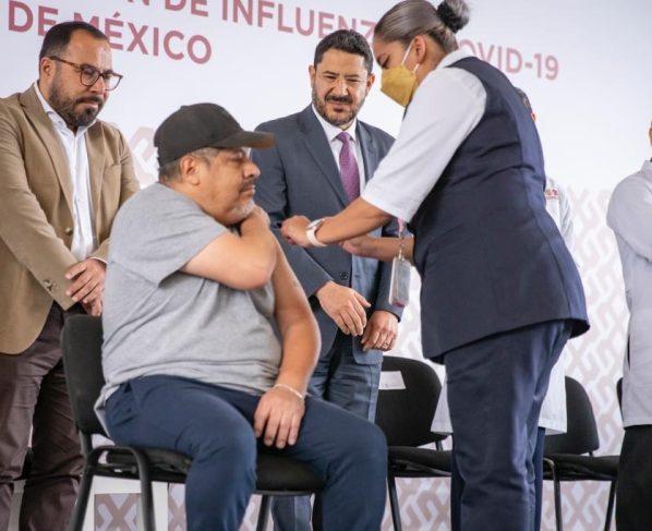 Sin aplicarse la vacuna en público, el jefe de Gobierno, Martí Batres Guadarrama, encabezó el arranque de la Campaña Nacional de Vacunación contra Influenza y COVID-19 para la Temporada Invernal 2023-2024 en la Ciudad de México. FOTO: GCDMX
