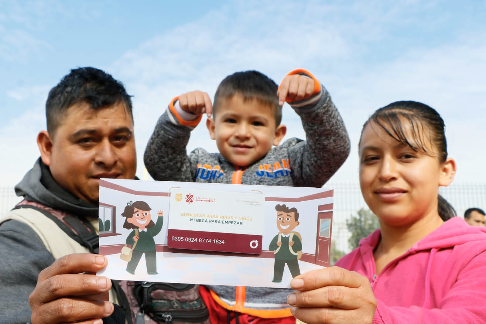 Martí Batres, Jefe de Gobierno inició con la segunda fase de entrega de recursos del Programa “La Escuela es Nuestra - Mejor Escuela” a representantes de 700 planteles de educación pública básica de las 16 Alcaldías, que beneficiará a 315 mil 558 alumnos. FOTO: GCMDX