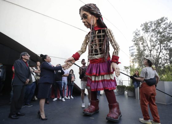 El pasado 16 de noviembre, la senadora dio la bienvenida al recinto legislativo a “La Pequeña Amal”, una marioneta de 3.5 metros de altura, que representa a una niña siria refugiada de 10 años y que se ha convertido en un símbolo de los derechos humanos, particularmente de los menores desplazados.  FOTO: Senado