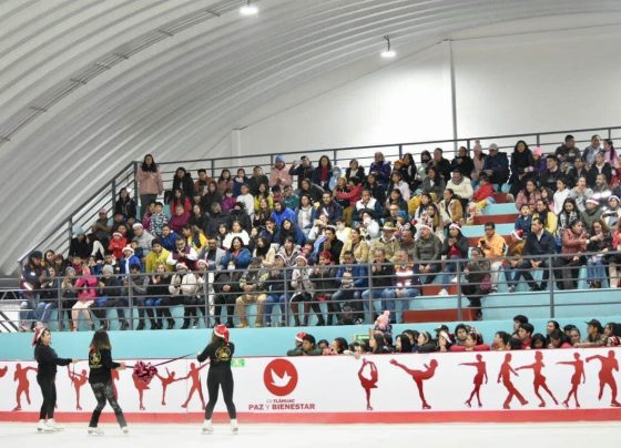Cumpliendo con el compromiso de recuperar un espacio que garantiza el derecho a la recreación, fomentar el deporte y la salud, la administración en Tláhuac, encabezada por Berenice Hernández Calderón, llevó a cabo la reinauguración de la Pista de Hielo `Paz y Bienestar. FOTOS: Especial