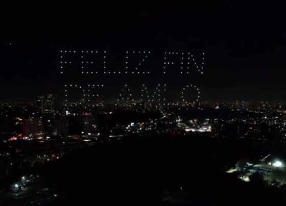 En un hecho inédito en propaganda política y campañas electorales, la virtual candidata de la oposición a la Presidencia de la República, Xóchitl Gálvez iluminó el cielo de la Ciudad de México con drones, que representaron diferentes frases: “Feliz fin de AMLO”; simplemente el nombre de “Xóchitl”, y la letra “X” con franjas atravesadas con los colores verde, blanco y rojo de la Bandera Nacional. FOTO: Tomada de X