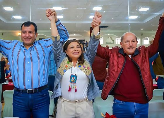 En un encuentro en el que participaron aproximadamente 500 liderazgos sociales de Iztacalco, la precandidata única de Morena a la Jefatura de Gobierno, Clara Brugada llamó a los morenistas a no confiarse y dijo que va a refrendar la vocación de izquierda de la CDMX. FOTO: Campaña Brugada