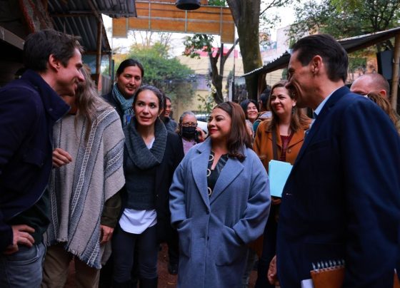 La precandidata única de Morena a la jefatura de Gobierno, Clara Brugada realizó un recorrido en compañía de organizaciones, asociaciones civiles, expertos y activistas medioambientales en el “Huerto Roma Verde”, ubicado en la colonia Roma Sur. FOTO: Campaña Brugada