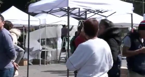 “De igual forma, la Alcaldía Coyoacán insta a los comerciantes del Mercado Artesanal, quienes cuentan con locales establecidos para sus ventas, a no invadir los espacios públicos que son de todos; a no poner en riesgo la seguridad de quienes visitan Coyoacán y a mantener los canales de diálogo”. FOTO: X / Vecinos_Coyo