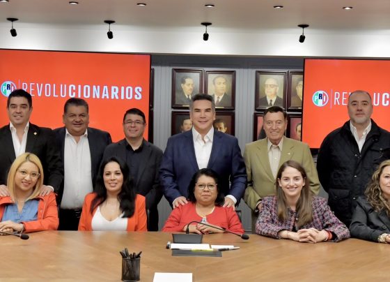 Luego de que Morena en el Congreso de la Ciudad de México pretende con su mayoría modificar la agenda de la Comisión Permanente para llamar a un periodo extraordinario a fin de votar el dictamen de ratificación de la fiscal Ernestina Godoy, el coordinador de los diputados del PRI, Ernesto Alarcón, reiteró que los ocho legisladores de su bancada votarán contra la continuidad. FOTO: PRI