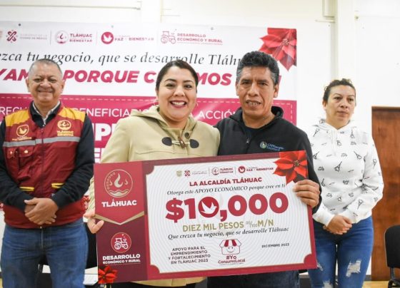 La alcaldesa de Tláhuac, Berenice Hernández Calderón, encabezó la entrega de recursos económicos a beneficiarios de la acción social “Apoyo al Emprendimiento y Fortalecimiento de Tláhuac 2023”. FOTOS: Especial