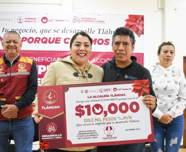 La alcaldesa de Tláhuac, Berenice Hernández Calderón, encabezó la entrega de recursos económicos a beneficiarios de la acción social “Apoyo al Emprendimiento y Fortalecimiento de Tláhuac 2023”. FOTOS: Especial