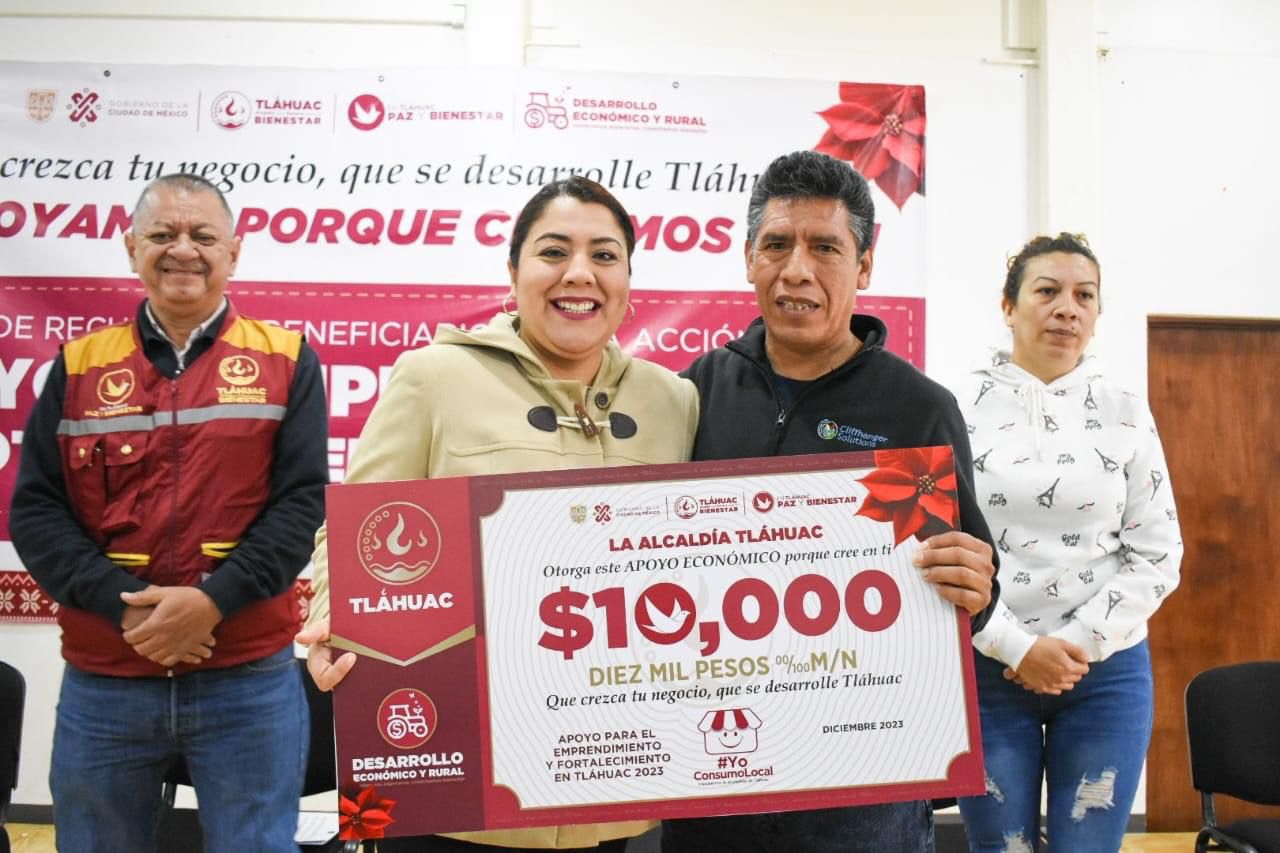 La alcaldesa de Tláhuac, Berenice Hernández Calderón, encabezó la entrega de recursos económicos a beneficiarios de la acción social “Apoyo al Emprendimiento y Fortalecimiento de Tláhuac 2023”. FOTOS: Especial