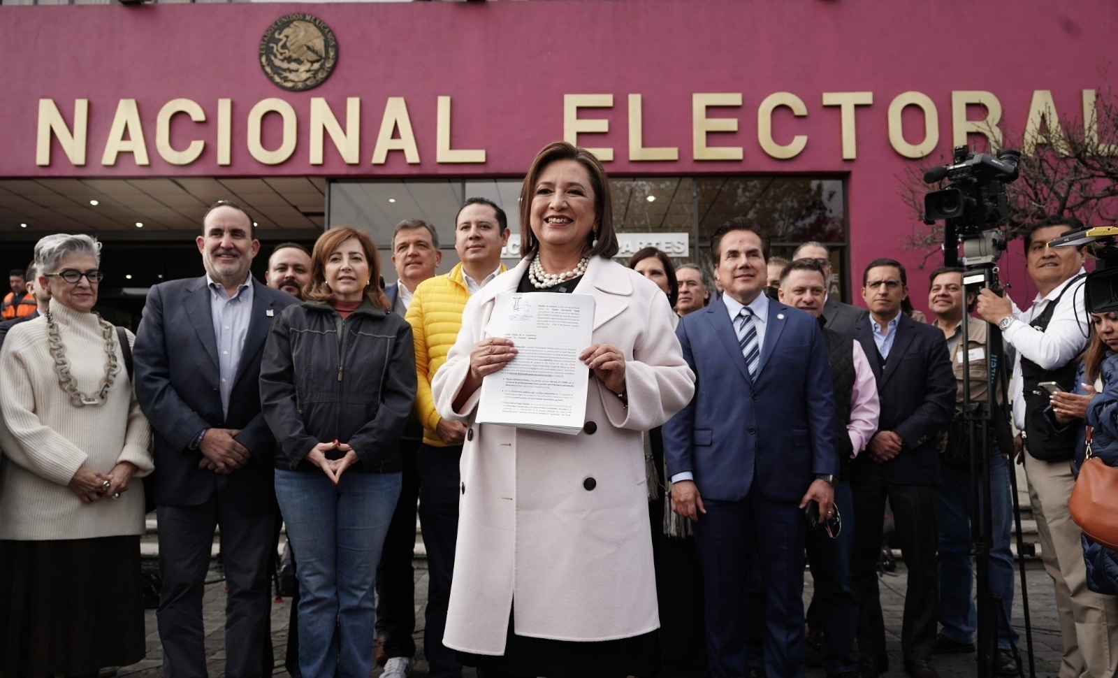 La precandidata del PAN, PRI Y PRD, Xóchitl Gálvez, acudió a las oficinas del Instituto Nacional Electoral a presentar una denuncia en contra de la precandidata de Morena, Claudia Sheinbaum y sus partidos políticos aliados PT y PVEM por presunto financiamiento ilícito para costear su precampaña, lo que vulnera los principios constitucionales de imparcialidad, neutralidad y equidad. FOTO: EspecialLa precandidata del PAN, PRI Y PRD, Xóchitl Gálvez, acudió a las oficinas del Instituto Nacional Electoral a presentar una denuncia en contra de la precandidata de Morena, Claudia Sheinbaum y sus partidos políticos aliados PT y PVEM por presunto financiamiento ilícito para costear su precampaña, lo que vulnera los principios constitucionales de imparcialidad, neutralidad y equidad. FOTO: Especial