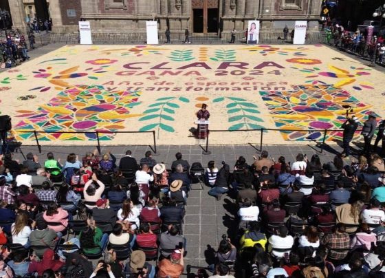La precandidata de Morena a la jefatura de Gobierno, Clara Brugada, cerró precampaña en la Plaza de Santo Domingo ante simpatizantes y militantes de la coalición Sigamos Haciendo Historia (Morena, PVEM, PT). Señaló que en seis meses triunfará la mayoría y, con ello, las fuerzas de la corrupción sufrirán una derrota histórica y contundente. Foto: Campaña Clara Brugada