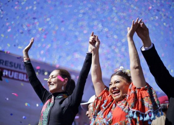 Clara Brugada, virtual candidata de Morena a la jefatura de Gobierno aprovechó la gira de precampaña que tuvo este fin de semana por la Ciudad de México la precandidata presidencial Claudia Sheinbaum, para acompañarla y estar bajo los reflectores en esta etapa de intercampaña. FOTO: Campaña Sheinbaum