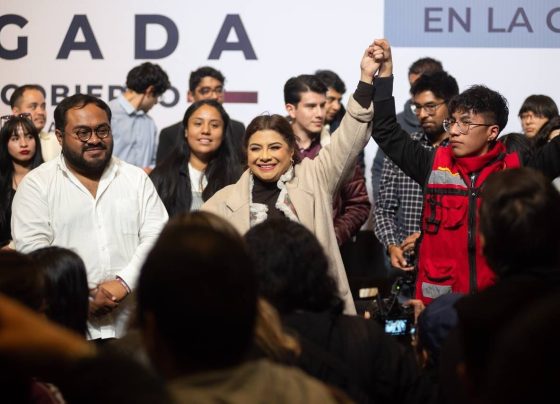Ante 500 jóvenes reunidos en el Club de Periodistas, Clara Brugada, precandidata única a la jefatura de Gobierno por la coalición Sigamos Haciendo Historia, señaló que “el corazón de la Cuarta Transformación es de jóvenes, porque heredamos de ellos una lucha histórica de transformación en esta ciudad y en este país”. Foto: Campaña Clara Brugada
