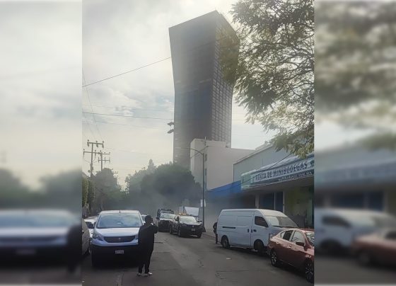 Urge que las autoridades del Instituto de Verificación Administrativa de la Ciudad de México se den una vuelta en la calle de Mier y Pesado, en los números del 135 al 139, donde en las “Minibodegas” almacenan materiales peligrosos. Este miércoles estalló una batería de litio y provocó un incendio, lo que causó pánico entre los vecinos de la zona, en especial en la escuela primaria y secundaria que está enfrente, a no más de 50 metros. FOTO: Especial